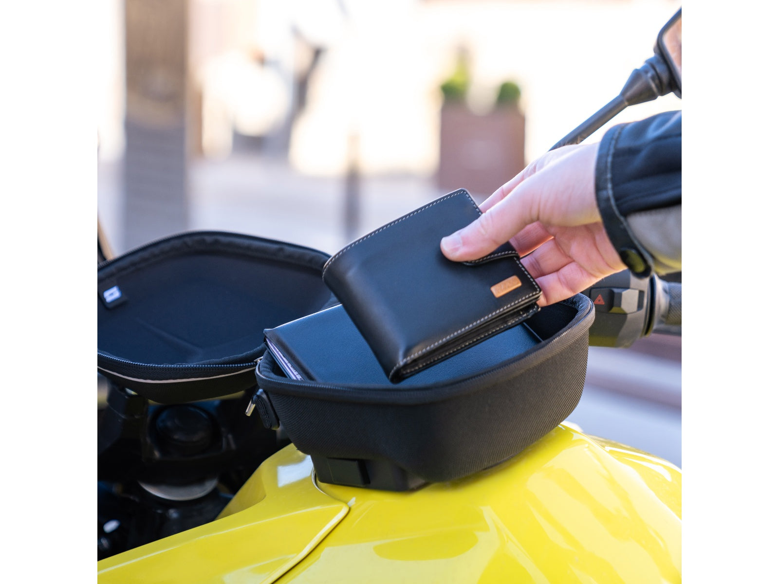 SHAD Motorcycle Click System Tank Bag E02C