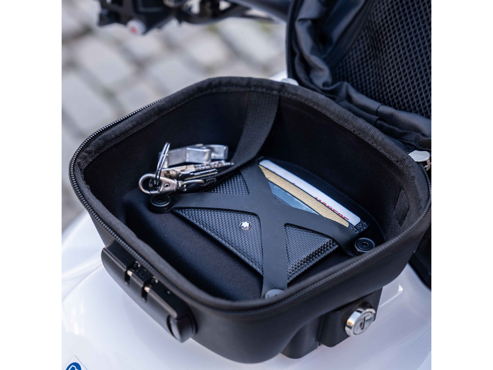 SHAD Motorcycle Click System Expandable Tank Bag E03CLP