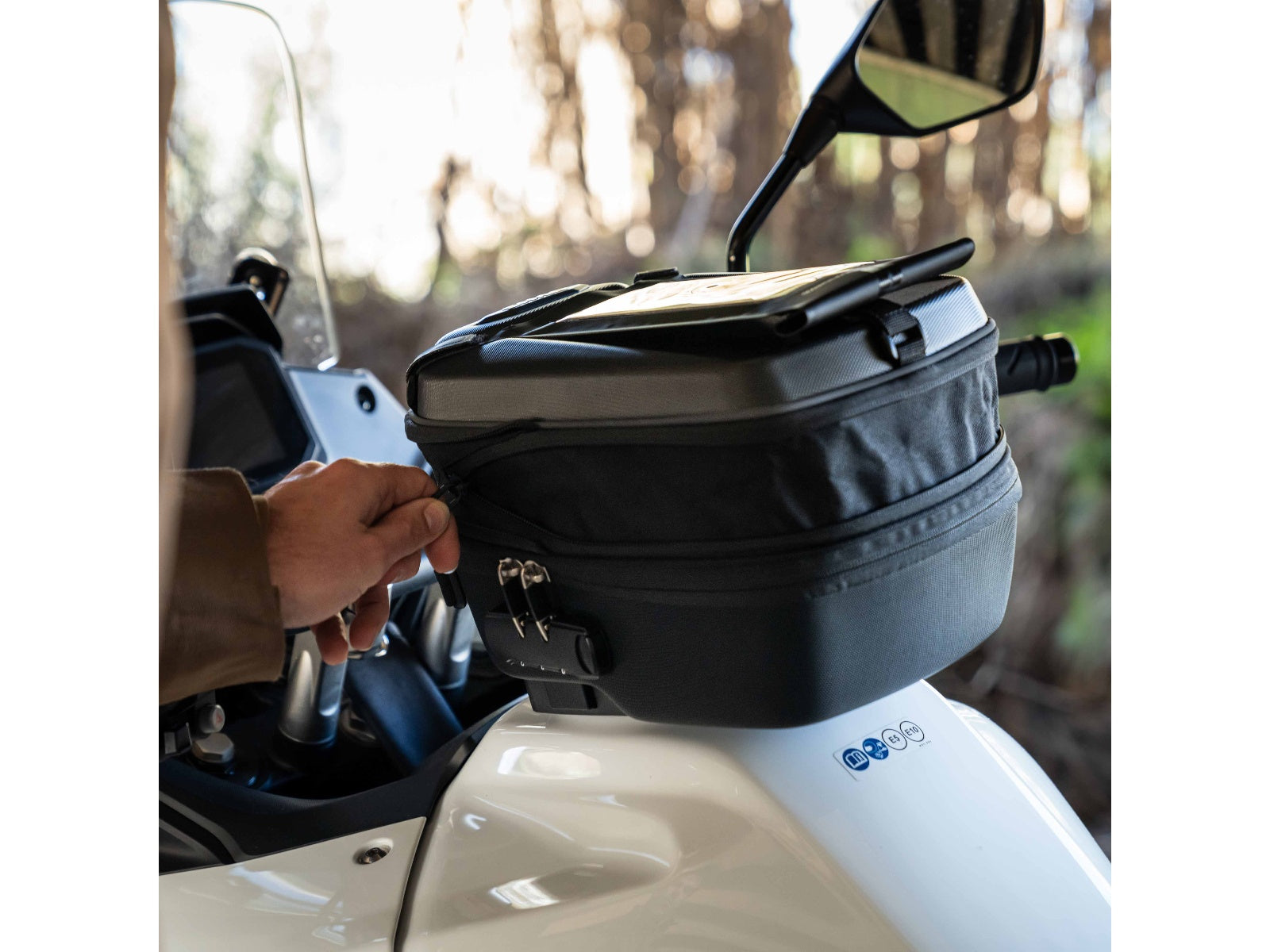 SHAD Motorcycle Click System Expandable Tank Bag E09CLP